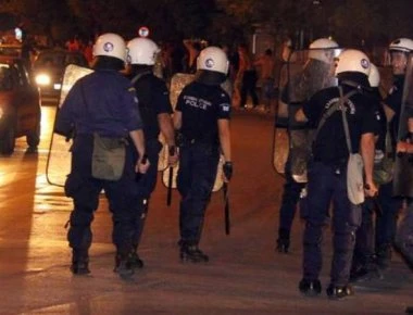 Θεσσαλονίκη: Συμπλοκή μεταξύ οπαδών - Διέλυσαν αυτοκίνητα (βίντεο)